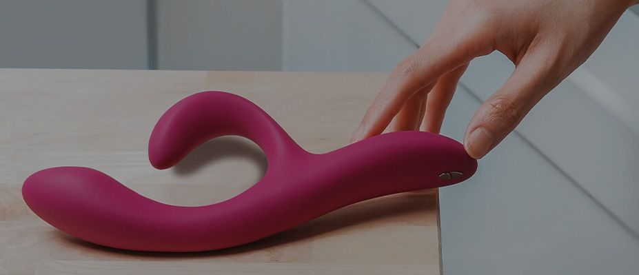 紫红色We-Vibe Nova 2振动器，成人情趣用品，光滑设计适合个人使用。