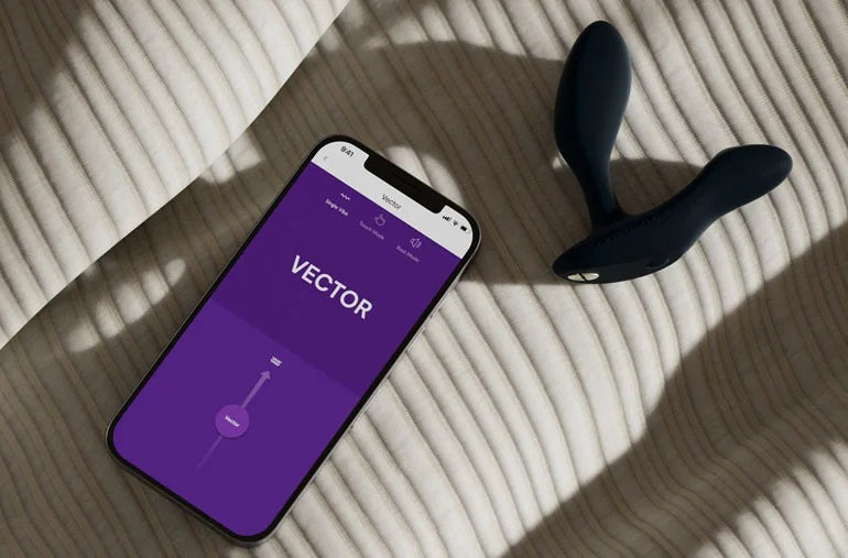 We-Vibe Vector Plus皇家藍震動式前列腺按摩器，柔軟設計適合放鬆和刺激。
