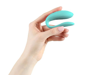 天藍色We-Vibe Sync Lite情侶共用震動器的近拍圖片，展示產品的設計和材質細節
