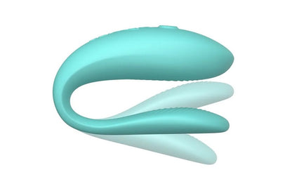 天蓝色We-Vibe Sync Lite情侣震动器，紧凑设计适合情侣共享，柔和色彩和光滑质感。