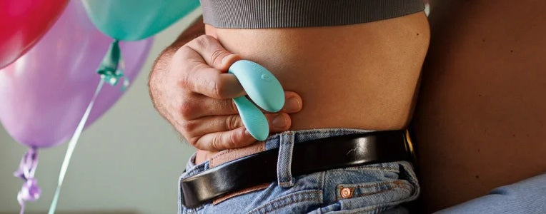 天蓝色We-Vibe Sync Lite情侣震动器，紧凑设计适合情侣共享，高清图片显示产品细节