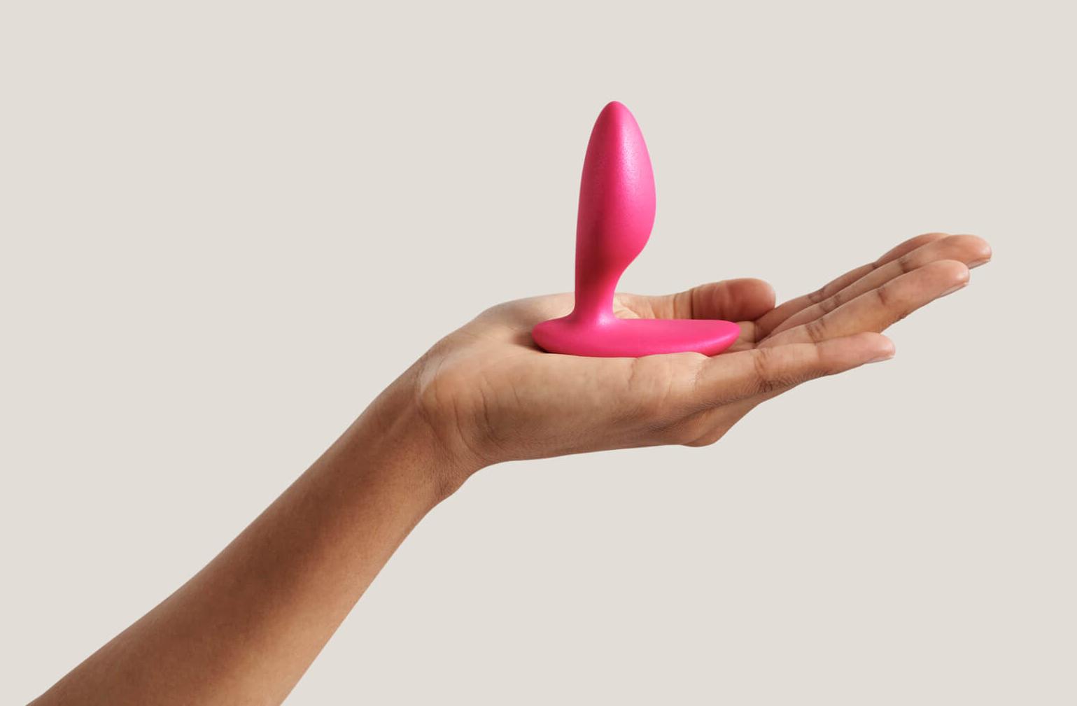 粉紅色We-Vibe Sync Lite情侶共用震動器，展示震動器的流線設計和柔和色彩。