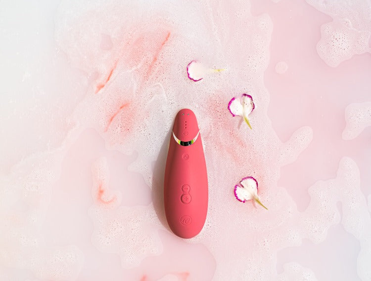 18funstore Womanizer Premium 2陰蒂吸啜器，紅莓色，展示產品的外觀和設計細節
