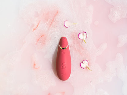 18funstore Womanizer Premium 2陰蒂吸啜器，紅莓色，展示產品的外觀和設計細節