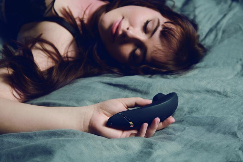 黑色Womanizer Premium 2陰蒂吸啜器，女性成人情趣用品，展示產品細節與設計。