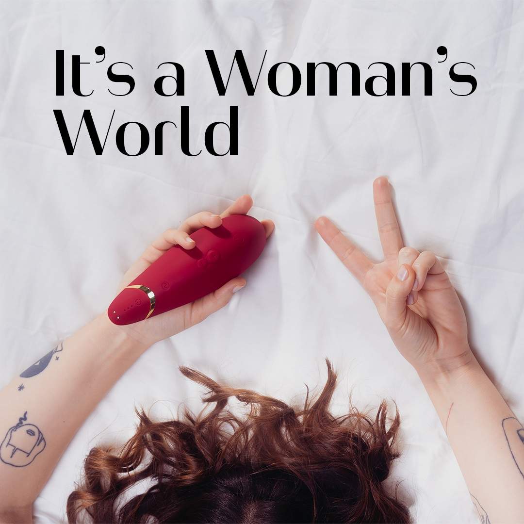 酒紅色Womanizer Premium 2陰蒂吸啜器，女性情趣用品，柔軟設計與高效吸力的成人玩具
