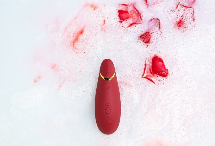 酒红色Womanizer Premium 2阴蒂吸啜器，成人情趣用品，展示产品细节和设计。