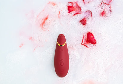 酒红色Womanizer Premium 2阴蒂吸啜器，成人情趣用品，展示产品细节和设计。
