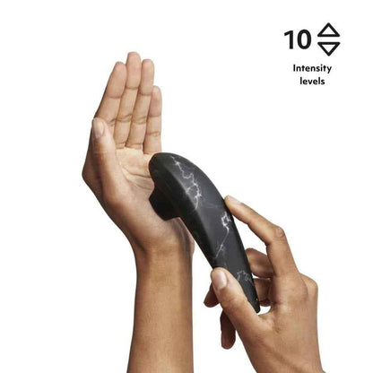 Womanizer
瑪麗蓮·夢露 經典第2代 陰蒂吸啜器 - 黑色