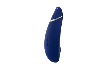 蓝莓色Womanizer Premium 2阴蒂吸啜器，展示产品的外观和蓝色设计细节