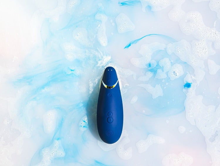 18funstore Womanizer Premium 2陰蒂吸啜器，藍莓色，展示產品的外觀與設計細節