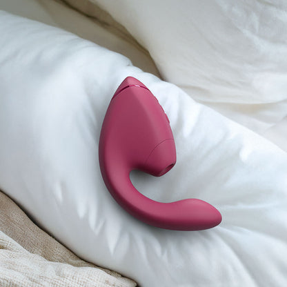 暗粉色Womanizer Next DUO 3D陰蒂吸啜及G點按摩器，展示產品的外觀設計和多功能特點