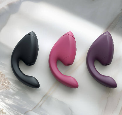 女性Womanizer Next DUO 3D陰蒂吸啜與G點按摩器，暗粉色，展示產品外觀與設計細節