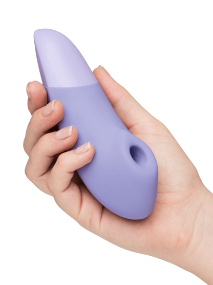 紫色Womanizer增强版Pleasure Air和深層震動陰蒂刺激器，女性情趣用品，舒適設計。