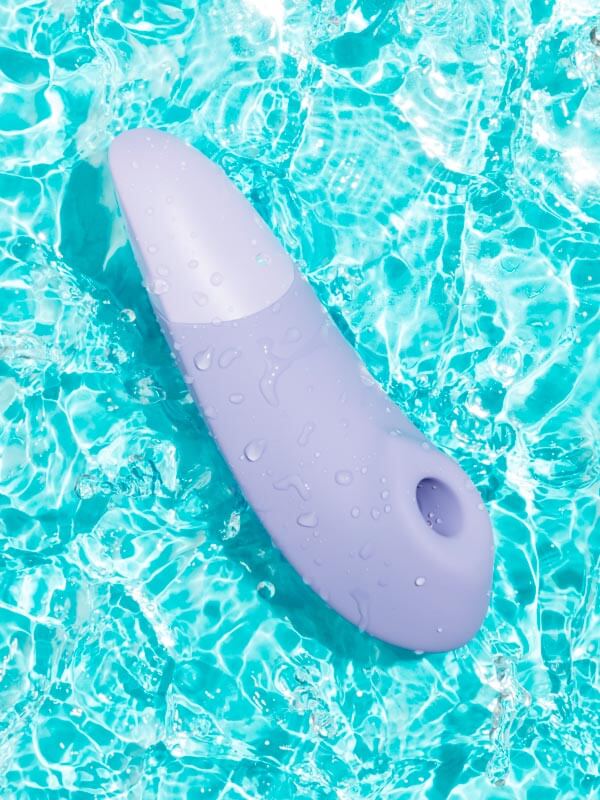 紫色Womanizer增強版Pleasure Air和深層震動陰蒂刺激器，成人情趣用品，舒適設計。