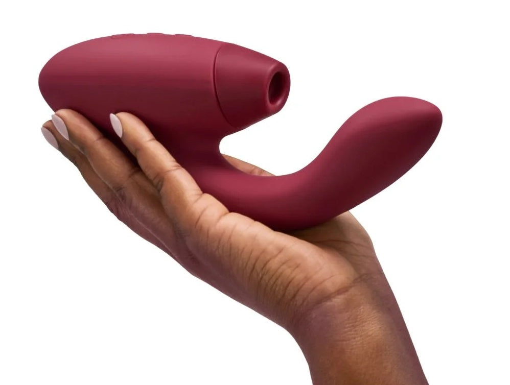 酒红色Womanizer DUO 2阴蒂吸啜和G点按摩器，展示其流线型设计和高质量材质